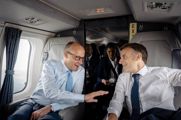 News Themen der Woche KW29 Deutschland, 17.07.2026: Bundeskanzler Friedrich Merz (CDU) und Frankreichs Präsident Emmanuel Macron auf dem Weg nach Nörvenich zum Deutsch-Französischen Verteidigungs- und Sicherheitsrat. *** Germany, July 17, 2026: German Chancellor Friedrich Merz (CDU) and French President Emmanuel Macron on their way to Nörvenich for the Franco-German Defense and Security Council Copyright: xHandoutxBundesregierung SteffenxKugler dtsxNachrichtenagenturx dts_127973