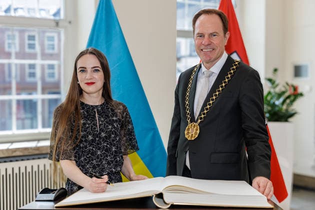 17.07.2026. Düsseldorf. Die Friedensnobelpreisträgerin Oleksandra Matwijtschuk (l) ist zu Gast in Düsseldorf, hier mit OB Dr. Stephan Keller (r). Die ukrainische Juristin und Menschenrechtsanwältin leitet das Center for Civil Liberties (CCL), das Menschenrechte und Demokratie in der Ukraine sowie in Eurasien voranbringen will. Matwijtschuk ist weltweit bekannte Vertreterin der ukrainischen Menschenrechtsbewegung und erhielt 2022 den Friedensnobelpreis für das CCL. Bei ihrem Besuch im Rathaus wird sie sich in das Goldene Buch der Stadt eintragen. Düsseldorf Rathaus, Jan-Wellem-Saal Nordrhein-Westfalen Deutschland *** July 17, 2026, Düsseldorf: Nobel Peace Prize laureate Oleksandra Matviychuk (left) is visiting Düsseldorf; pictured here