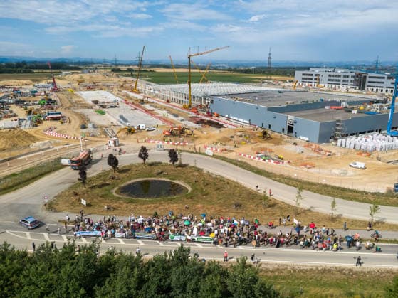 News Themen der Woche KW29 kronstorf, austria, 17 july 2026, protest against the google data center, drone shot of the construction site Kronstorf Stallbach Österreich *** Kronstorf, Österreich, 17. Juli 2026, Protest gegen das Google-Rechenzentrum, Drohnenaufnahme der Baustelle in Kronstorf Stallbach, Österreich Copyright: xx