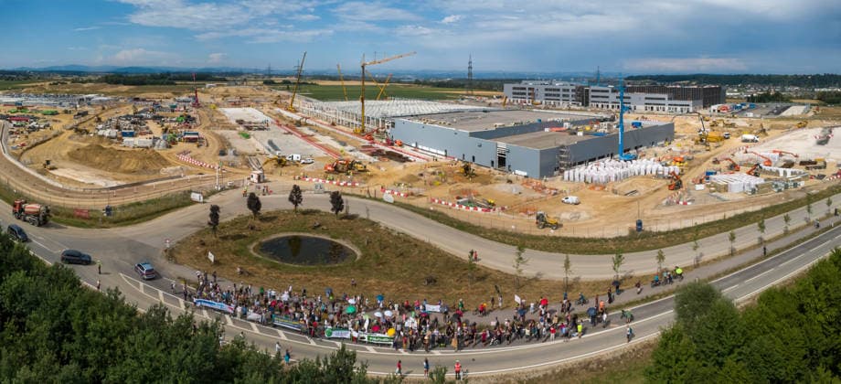 kronstorf, austria, 17 july 2026, protest against the google data center, drone shot of the construction site Kronstorf Stallbach Österreich *** Kronstorf, Österreich, 17. Juli 2026, Protest gegen das Google-Rechenzentrum, Drohnenaufnahme der Baustelle in Kronstorf Stallbach, Österreich Copyright: xx