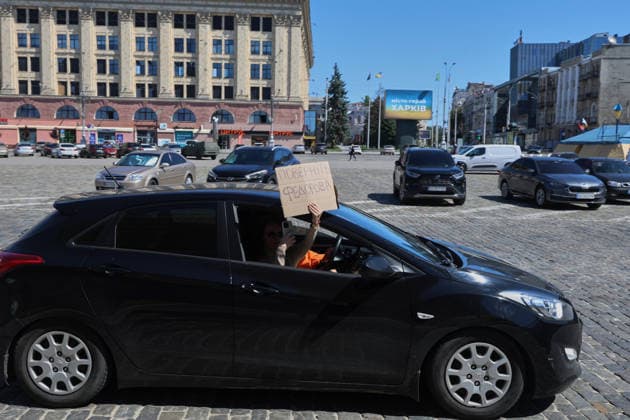 A passenger holds a placard reading Bring Fedorov Back as a car moves through Svobody Square during a protest action against the dismissal of Ukrainian Defence Minister Mykhailo Fedorov, Kharkiv, Ukraine, July 17, 2026. (Photo by Viacheslav Madiievskyi Ukrinform) Activists rally in support of Mykhailo Fedorov in Kharkiv  Copyright: xViacheslavxMadiievskyix