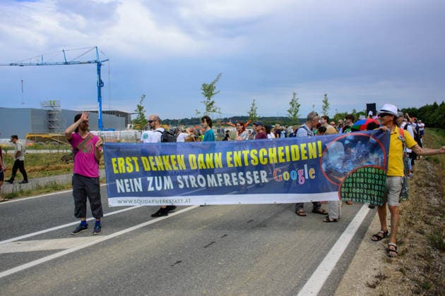 kronstorf, austria, 17 july 2026, protest against the google data center in front of the construction site Kronstorf Stallbach Österreich *** Kronstorf, Österreich, 17. Juli 2026, Protest gegen das Google-Rechenzentrum vor der Baustelle in Kronstorf Stallbach, Österreich Copyright: xx