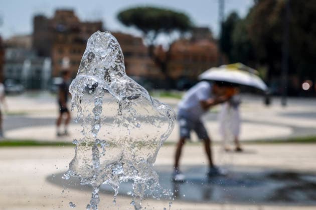 July 17, 2026, Rome, Rome, Italy: Heat emergency in Rome, in the historic center, people seeking refreshment at the fountain in front of the Basilica of St. John Lateran, Rome 17 07 2026 Rome Italy  - ZUMAa289 20260717_zia_a289_026 Copyright: xCristianoxMinichiellox xAgfx
