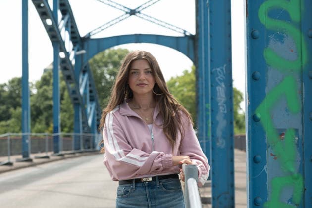 Schauspielerin Altine EMINI neu bei ,,Wapo Duisburg,, In der ARD Vorabendserie spielt sie die Teamassistentin Samira Sam Leka, Portraet, Porträt, Portrait, Angeschnittenes Einzelbild, Einzelmotiv, Pressetermin anlaesslich der Dreharbeiten fuer die ARD Vorabendserie ,,Wapo Duisburg,, auf der Bassinbruecke in Duisburg, 17.07.2026. *** Actress Altine EMINI Joins the Cast of Wapo Duisburg. In the ARD early-evening series, she plays team assistant Samira Sam Leka. Portrait, Portrait, Close-up, Single Shot, Single Subject, Press event during filming for the ARD early-evening series Wapo Duisburg on the Bassin Bridge in Duisburg, July 17, 2026