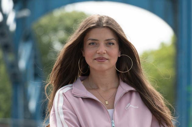 Schauspielerin Altine EMINI neu bei ,,Wapo Duisburg,, In der ARD Vorabendserie spielt sie die Teamassistentin Samira Sam Leka, Portraet, Porträt, Portrait, Angeschnittenes Einzelbild, Einzelmotiv, Pressetermin anlaesslich der Dreharbeiten fuer die ARD Vorabendserie ,,Wapo Duisburg,, auf der Bassinbruecke in Duisburg, 17.07.2026. *** Actress Altine EMINI Joins the Cast of Wapo Duisburg. In the ARD early-evening series, she plays team assistant Samira Sam Leka. Portrait, Portrait, Close-up, Single Shot, Single Subject, Press event during filming for the ARD early-evening series Wapo Duisburg on the Bassin Bridge in Duisburg, July 17, 2026
