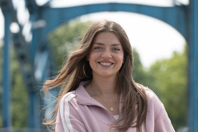 Schauspielerin Altine EMINI neu bei ,,Wapo Duisburg,, In der ARD Vorabendserie spielt sie die Teamassistentin Samira Sam Leka, Portraet, Porträt, Portrait, Angeschnittenes Einzelbild, Einzelmotiv, Pressetermin anlaesslich der Dreharbeiten fuer die ARD Vorabendserie ,,Wapo Duisburg,, auf der Bassinbruecke in Duisburg, 17.07.2026. *** Actress Altine EMINI Joins the Cast of Wapo Duisburg. In the ARD early-evening series, she plays team assistant Samira Sam Leka. Portrait, Portrait, Close-up, Single Shot, Single Subject, Press event during filming for the ARD early-evening series Wapo Duisburg on the Bassin Bridge in Duisburg, July 17, 2026