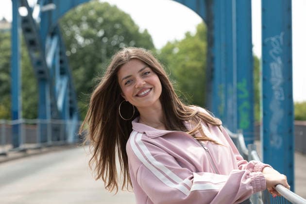 Schauspielerin Altine EMINI neu bei ,,Wapo Duisburg,, In der ARD Vorabendserie spielt sie die Teamassistentin Samira Sam Leka, Portraet, Porträt, Portrait, Angeschnittenes Einzelbild, Einzelmotiv, Pressetermin anlaesslich der Dreharbeiten fuer die ARD Vorabendserie ,,Wapo Duisburg,, auf der Bassinbruecke in Duisburg, 17.07.2026. *** Actress Altine EMINI Joins the Cast of Wapo Duisburg. In the ARD early-evening series, she plays team assistant Samira Sam Leka. Portrait, Portrait, Close-up, Single Shot, Single Subject, Press event during filming for the ARD early-evening series Wapo Duisburg on the Bassin Bridge in Duisburg, July 17, 2026