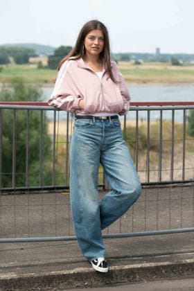 Schauspielerin Altine EMINI neu bei ,,Wapo Duisburg,, In der ARD Vorabendserie spielt sie die Teamassistentin Samira Sam Leka, Portraet, Porträt, Portrait, Angeschnittenes Einzelbild, Einzelmotiv, Pressetermin anlaesslich der Dreharbeiten fuer die ARD Vorabendserie ,,Wapo Duisburg,, auf der Bassinbruecke in Duisburg, 17.07.2026. *** Actress Altine EMINI Joins the Cast of Wapo Duisburg. In the ARD early-evening series, she plays team assistant Samira Sam Leka. Portrait, Portrait, Close-up, Single Shot, Single Subject, Press event during filming for the ARD early-evening series Wapo Duisburg on the Bassin Bridge in Duisburg, July 17, 2026