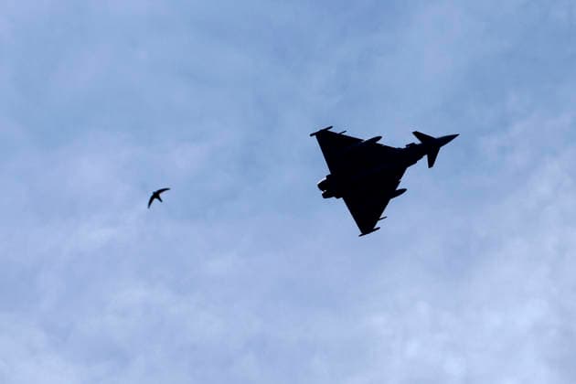 Ein Eurofighter Typhoon und eine Schwalbe fliegen zeitglich über Schloss Augustusburg beim 26. Deutsch-Französischen Ministerrat. Die Regierungen beider Länder kommen zusammen, um nicht nur die militärische Zusammenarbeit sondern auch Kooperationen in den Bereichen Forschung und Wirtschaft abzustimmen. (Themenbild, Symbolbild) Brühl, 17.07.2026 NRW Deutschland *** A Eurofighter Typhoon and a Schwalbe fly over Augustusburg Castle at the same time during the 26th German-French Ministerial Council. The governments of both countries are meeting to coordinate not only military cooperation but also collaboration in the fields of research and the economy. Featured image, stock photo: Brühl, July 17, 2026, North Rhine-Westphalia, Germany Copyright: xChristophxHardtx