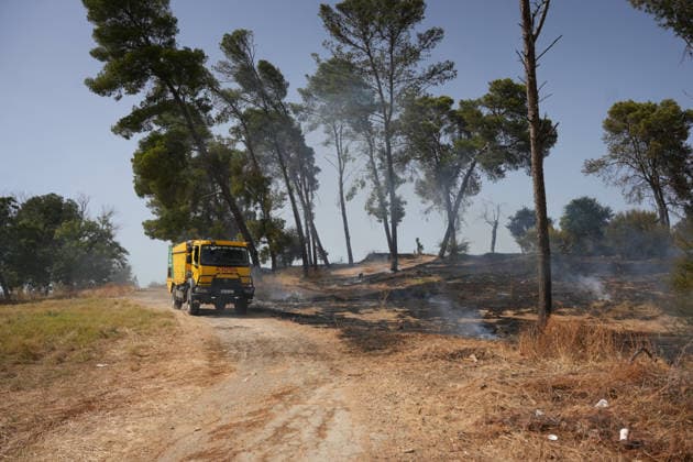 A wildfire has been reported in Camas, Seville, mobilizing firefighters from four stations. INFOCA personnel are working to extinguish a fire that broke out in Camas, Seville. On July 17, 2026, in Camas, Seville, Andalusia, Spain A wildfire broke out on the afternoon of Friday, July 17, in the El Carambolo area within the municipality of Camas, Seville. The fire required the intervention of Infoca personnel and firefighters from four stations in the province, who have had to work to protect nearby homes due to the magnitude of the fire. July 17, 2026 María José Ló Camas, Seville, Andalusia, Spain Camas, Seville, Andalusia, Spain Spain  Copyright: xMariaxJosÃ xLopezx 7670658