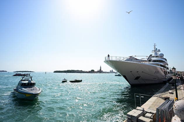 Protest against the visit of US Ambassador to Italy Tilman Fertitta in Venice, Italy VENICE, ITALY - JULY 17: US Ambassador to Italy Tilman Fertitta’s 117-metre megayacht is seen moored in Venice, Italy, on July 17, 2026 ahead of a protest to oppose Fertitta s visit during the city s annual Redentore festival and criticized mass tourism, the influence of billionaires on Venice, and US policies under President Donald Trump. Piero Cruciatti Anadolu Veneto Italy. Editorial use only. Please get in touch for any other usage.  Copyright: x2026xAnadoluxPieroxCruciattix