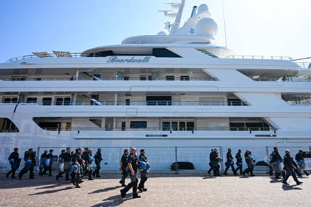 Protest against the visit of US Ambassador to Italy Tilman Fertitta in Venice, Italy VENICE, ITALY - JULY 17: Police officers walk in front of US Ambassador to Italy Tilman Fertitta’s 117-metre megayacht moored in Venice, Italy, on July 17, 2026 ahead of a protest opposing Fertitta s visit during the city s annual Redentore festival and criticized mass tourism, the influence of billionaires on Venice, and US policies under President Donald Trump. Piero Cruciatti Anadolu Veneto Italy. Editorial use only. Please get in touch for any other usage.  Copyright: x2026xAnadoluxPieroxCruciattix