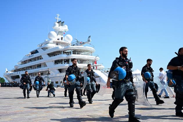 Protest against the visit of US Ambassador to Italy Tilman Fertitta in Venice, Italy VENICE, ITALY - JULY 17: Police officers walk in front of US Ambassador to Italy Tilman Fertitta’s 117-metre megayacht moored in Venice, Italy, on July 17, 2026 ahead of a protest opposing Fertitta s visit during the city s annual Redentore festival and criticized mass tourism, the influence of billionaires on Venice, and US policies under President Donald Trump. Piero Cruciatti Anadolu Veneto Italy. Editorial use only. Please get in touch for any other usage.  Copyright: x2026xAnadoluxPieroxCruciattix