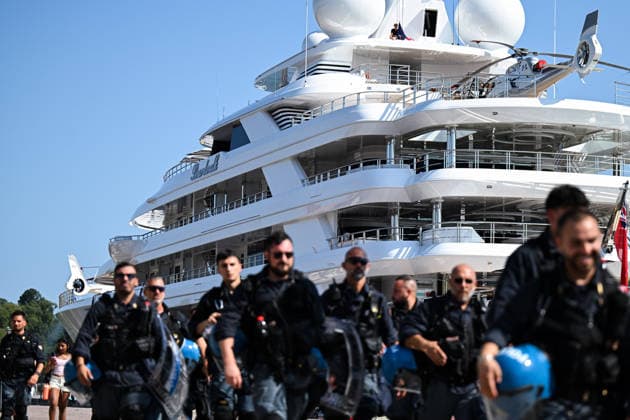 Protest against the visit of US Ambassador to Italy Tilman Fertitta in Venice, Italy VENICE, ITALY - JULY 17: Police officers walk in front of US Ambassador to Italy Tilman Fertitta’s 117-metre megayacht moored in Venice, Italy, on July 17, 2026 ahead of a protest opposing Fertitta s visit during the city s annual Redentore festival and criticized mass tourism, the influence of billionaires on Venice, and US policies under President Donald Trump. Piero Cruciatti Anadolu Veneto Italy. Editorial use only. Please get in touch for any other usage.  Copyright: x2026xAnadoluxPieroxCruciattix