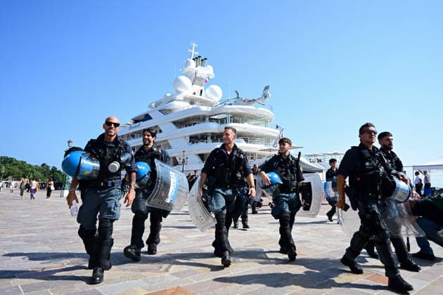 Protest against the visit of US Ambassador to Italy Tilman Fertitta in Venice, Italy VENICE, ITALY - JULY 17: Police officers walk in front of US Ambassador to Italy Tilman Fertitta’s 117-metre megayacht moored in Venice, Italy, on July 17, 2026 ahead of a protest opposing Fertitta s visit during the city s annual Redentore festival and criticized mass tourism, the influence of billionaires on Venice, and US policies under President Donald Trump. Piero Cruciatti Anadolu Veneto Italy. Editorial use only. Please get in touch for any other usage.  Copyright: x2026xAnadoluxPieroxCruciattix