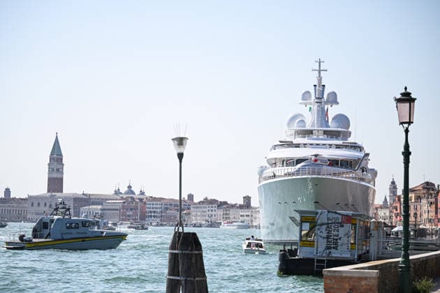 Protest against the visit of US Ambassador to Italy Tilman Fertitta in Venice, Italy VENICE, ITALY - JULY 17: US Ambassador to Italy Tilman Fertitta’s 117-metre megayacht is seen moored in Venice, Italy, on July 17, 2026 ahead of a protest to oppose Fertitta s visit during the city s annual Redentore festival and criticized mass tourism, the influence of billionaires on Venice, and US policies under President Donald Trump. Piero Cruciatti Anadolu Veneto Italy. Editorial use only. Please get in touch for any other usage.  Copyright: x2026xAnadoluxPieroxCruciattix