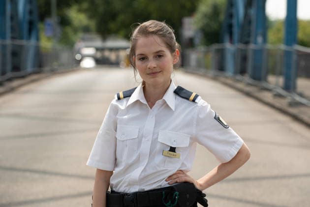 Schauspielerin Bianca NAWRATH spielt die Rolle der Klara Kroske, Portraet, Porträt, Portrait, Angeschnittenes Einzelbild, Einzelmotiv, Pressetermin anlaesslich der Dreharbeiten fuer die ARD Vorabendserie ,,Wapo Duisburg,, in Duisburg, 17.07.2026. *** Actress Bianca NAWRATH plays the role of Klara Kroske, portrait, Portrait, Close-up, Single Image, Single Motif, Press event during the filming of the ARD early-evening series Wapo Duisburg in Duisburg, July 17, 2026