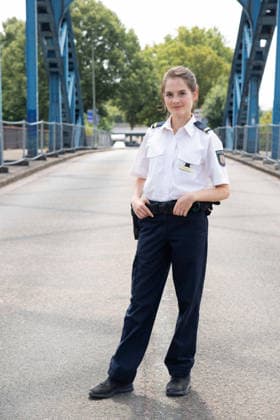 Schauspielerin Bianca NAWRATH spielt die Rolle der Klara Kroske, Portraet, Porträt, Portrait, Angeschnittenes Einzelbild, Einzelmotiv, Pressetermin anlaesslich der Dreharbeiten fuer die ARD Vorabendserie ,,Wapo Duisburg,, in Duisburg, 17.07.2026. *** Actress Bianca NAWRATH plays the role of Klara Kroske, portrait, Portrait, Close-up, Single Image, Single Motif, Press event during the filming of the ARD early-evening series Wapo Duisburg in Duisburg, July 17, 2026