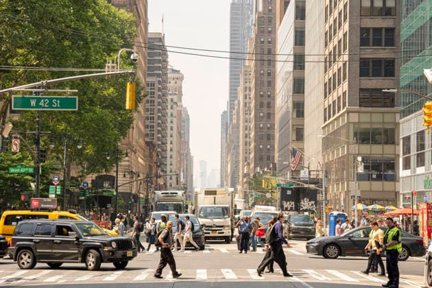 People walk down a street in New York, USA, 17 July 2026. The wildfires ravaging Canada continue to send large plumes of smoke toward parts of the United States, keeping large areas of the country on alert due to their impact on air quality. Smoke and poor air quality persist in parts of the U.S. due to wildfires in Canada !ACHTUNG: NUR REDAKTIONELLE NUTZUNG!  Copyright: xAngelxColmenaresx AME127 20260717-55020923593_1