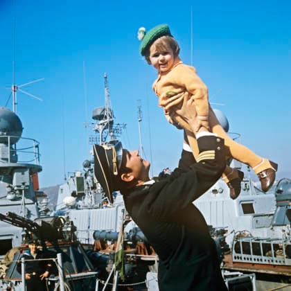 Officer Nikolay Ilyev after a cruise 608014 01.07.1976 Officer Nikolay Ilyev after a cruise playing with his little daughter. Mikhail Kuhtarev Sputnik Russia  Copyright: xMikhailxKuhtarevx