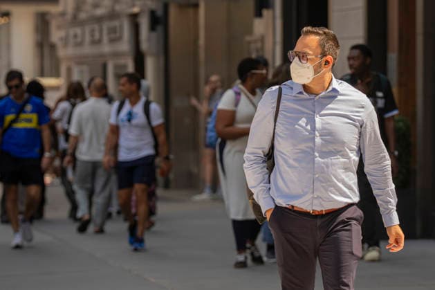 A person is wearing a face mask in New York, USA, 17 July 2026. The wildfires ravaging Canada continue to send large plumes of smoke toward parts of the United States, keeping large areas of the country on alert due to their impact on air quality. Smoke and poor air quality persist in parts of the USA due to wildfires in Canada !ACHTUNG: NUR REDAKTIONELLE NUTZUNG!  Copyright: xAngelxColmenaresx AME124 20260717-55020923601_1