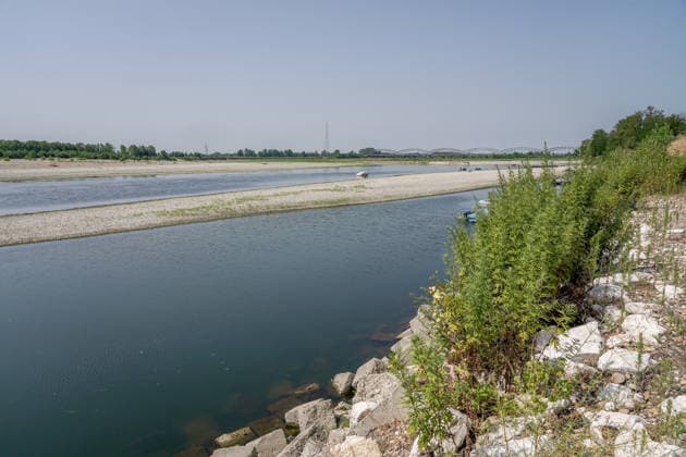 IPA86759789 - MEZZANA BIGLI (PAVIA), July 17, 2026 - The dry riverbed of the Po River, 3 meters below the standard hydrometric level, near the Gerola Bridge in Mezzana Bigli.  Copyright: xEmanuelexRobertoxDexCarlix xx 86759789