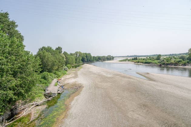 IPA86759815 - MEZZANA BIGLI (PAVIA), July 17, 2026 - The dry riverbed of the Po River, 3 meters below the standard hydrometric level, near the Gerola Bridge in Mezzana Bigli.  Copyright: xEmanuelexRobertoxDexCarlix xx 86759815