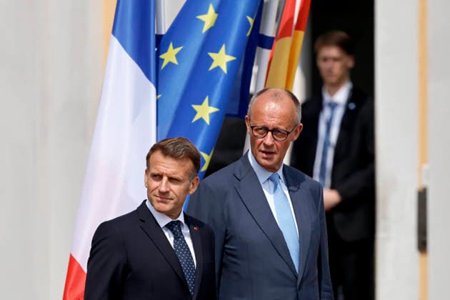 Frankreichs Präsident Emmanuel Macron (PS) und Bundeskanzler Friedrich Merz (CDU) beim Empfang mit militärischen Ehren auf Schloss Augustusburg beim 26. Deutsch-Französischen Ministerrat. Die Regierungen beider Länder kommen zusammen, um nicht nur die militärische Zusammenarbeit sondern auch Kooperationen in den Bereichen Forschung und Wirtschaft abzustimmen. Brühl, 17.07.2026 NRW Deutschland *** French President Emmanuel Macron (PS) and German Chancellor Friedrich Merz (CDU) at a reception with military honors at Augustusburg Palace during the 26th Franco-German Ministerial Council. The governments of both countries are meeting to coordinate not only military cooperation but also collaboration in the fields of research and the econom Copyright: xChristophxHardtx