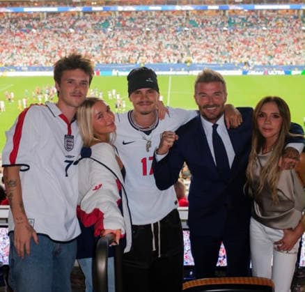 Les cÃ lÃ britÃ s en vacances Les cÃ lÃ britÃ s en vacances David & Victoria Beckham, Romeo , Cruz assistent au match Angleterre Argentien  Copyright: xKCSx