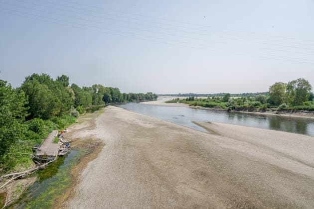 IPA86759817 - MEZZANA BIGLI (PAVIA), July 17, 2026 - The dry riverbed of the Po River, 3 meters below the standard hydrometric level, near the Gerola Bridge in Mezzana Bigli.  Copyright: xEmanuelexRobertoxDexCarlix xx 86759817