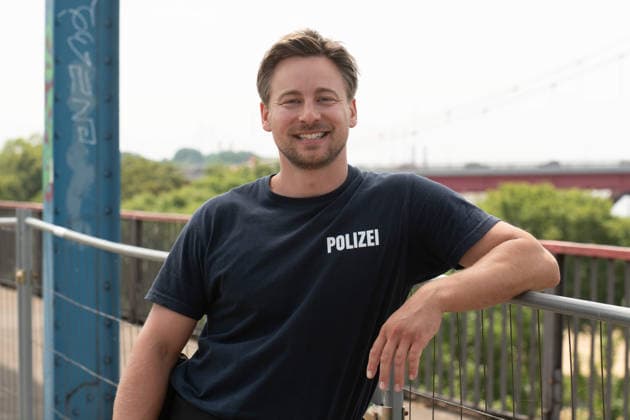 Schauspieler Timmi TRINKS spielt die Rolle des Mark Neumann, Portraet, Porträt, Portrait, Angeschnittenes Einzelbild, Einzelmotiv, Pressetermin anlaesslich der Dreharbeiten fuer die ARD Vorabendserie ,,Wapo Duisburg,, in Duisburg, 17.07.2026. *** Actor Timmi TRINKS plays the role of Mark Neumann, Portrait, close-up, single image, single subject, press event during the filming of the ARD early-evening series Wapo Duisburg in Duisburg, July 17, 2026