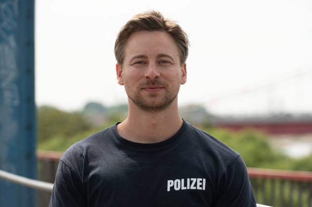 Schauspieler Timmi TRINKS spielt die Rolle des Mark Neumann, Portraet, Porträt, Portrait, Angeschnittenes Einzelbild, Einzelmotiv, Pressetermin anlaesslich der Dreharbeiten fuer die ARD Vorabendserie ,,Wapo Duisburg,, in Duisburg, 17.07.2026. *** Actor Timmi TRINKS plays the role of Mark Neumann, Portrait, close-up, single image, single subject, press event during the filming of the ARD early-evening series Wapo Duisburg in Duisburg, July 17, 2026