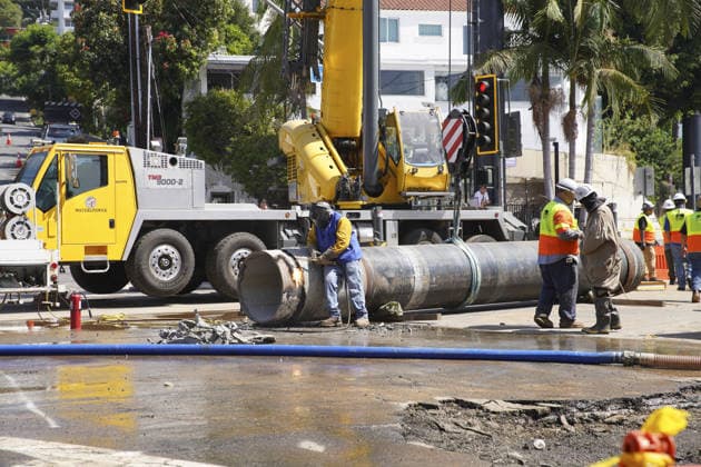 Water pipeline break, flood parts of West Hollywood WEST HOLLYWOOD, CALIFORNIA - JULY 17: Crews work to repair a sink hole and pipes on Sunset Blvd, after a water main break that flooded parts of West Hollywood on July 17, 2026 in West Hollywood, CA, United States. Katie McTiernan Anadolu Los Angeles United States. Editorial use only. Please get in touch for any other usage.  Copyright: x2026xAnadoluxKatiexMcTiernanx