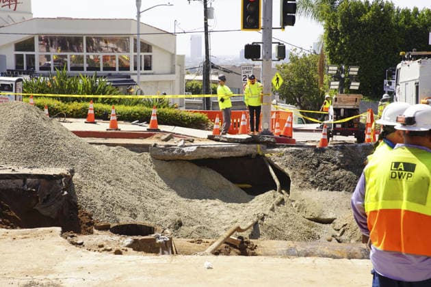 Water pipeline break, flood parts of West Hollywood WEST HOLLYWOOD, CALIFORNIA - JULY 17: Crews work to repair a sink hole and pipes on Sunset Blvd, after a water main break that flooded parts of West Hollywood on July 17, 2026 in West Hollywood, CA, United States. Katie McTiernan Anadolu Los Angeles United States. Editorial use only. Please get in touch for any other usage.  Copyright: x2026xAnadoluxKatiexMcTiernanx