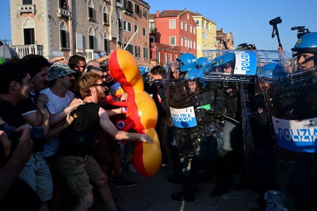 Protest in Venice against the visit of US Ambassador to Italy, Tilman Fertitta VENICE, ITALY - JULY 17: Demonstrators clash with riot police during a protest against the visit of US Ambassador to Italy Tilman Fertitta, who arrived aboard his 117-metre megayacht, in Venice, Italy, on July 17, 2026. According to organisers, the protest opposed Fertitta s visit during the city s annual Redentore festival and criticized mass tourism, the influence of billionaires on Venice, and US policies under President Donald Trump. Piero Cruciatti Anadolu Veneto Italy. Editorial use only. Please get in touch for any other usage.  Copyright: x2026xAnadoluxPieroxCruciattix
