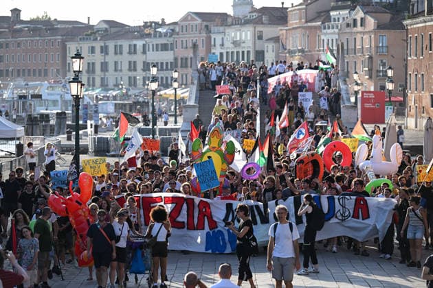 Protest in Venice against the visit of US Ambassador to Italy, Tilman Fertitta VENICE, ITALY - JULY 17: Demonstrators gather to protest against the visit of US Ambassador to Italy Tilman Fertitta, who arrived aboard his 117-metre megayacht, in Venice, Italy, on July 17, 2026. According to organisers, the protest opposed Fertitta s visit during the city s annual Redentore festival and criticized mass tourism, the influence of billionaires on Venice, and US policies under President Donald Trump. Piero Cruciatti Anadolu Veneto Italy. Editorial use only. Please get in touch for any other usage.  Copyright: x2026xAnadoluxPieroxCruciattix