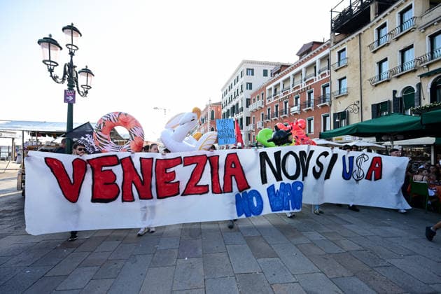 Protest in Venice against the visit of US Ambassador to Italy, Tilman Fertitta VENICE, ITALY - JULY 17: Demonstrators gather to protest against the visit of US Ambassador to Italy Tilman Fertitta, who arrived aboard his 117-metre megayacht, in Venice, Italy, on July 17, 2026. According to organisers, the protest opposed Fertitta s visit during the city s annual Redentore festival and criticized mass tourism, the influence of billionaires on Venice, and US policies under President Donald Trump. Piero Cruciatti Anadolu Veneto Italy. Editorial use only. Please get in touch for any other usage.  Copyright: x2026xAnadoluxPieroxCruciattix