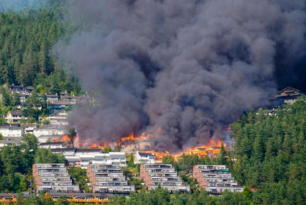 News Themen der Woche KW29 Fire in Drammen, Norway Oslo 20260717. Large fire that has spread from terraced houses by the Krokstadelva in Drammen. Photo: Thomas Fure NTB Drammen Norway kJCh9-9QLjU EDITORIAL USE ONLY Ref:_BNCkJCh9-9QLjU.jpg *** Fire in Drammen, Norway Oslo 20260717 Large fire that has spread from row houses along the Krokstadelva River in Drammen Photo by Thomas Fure, NTB Drammen, Norway kJCh9 9QLjU EDITORIAL USE ONLY Ref BNCkJCh9 9QLjU jpg  Copyright: xThomasxFurex xNTBx
