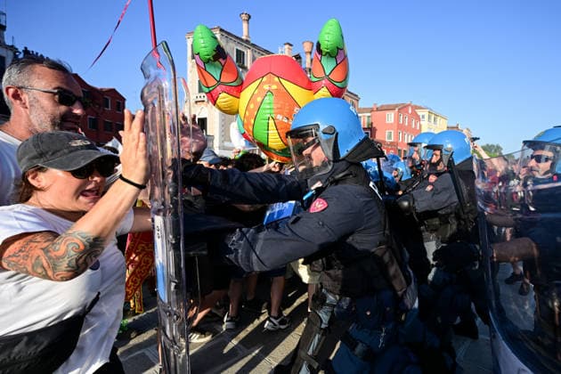 Protest in Venice against the visit of US Ambassador to Italy, Tilman Fertitta VENICE, ITALY - JULY 17: Demonstrators clash with riot police during a protest against the visit of US Ambassador to Italy Tilman Fertitta, who arrived aboard his 117-metre megayacht, in Venice, Italy, on July 17, 2026. According to organisers, the protest opposed Fertitta s visit during the city s annual Redentore festival and criticized mass tourism, the influence of billionaires on Venice, and US policies under President Donald Trump. Piero Cruciatti Anadolu Veneto Italy. Editorial use only. Please get in touch for any other usage.  Copyright: x2026xAnadoluxPieroxCruciattix