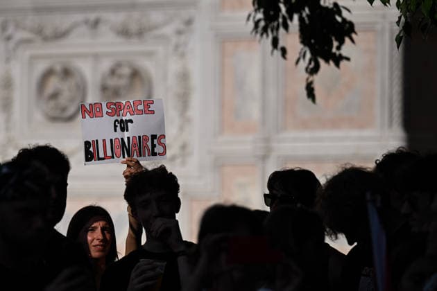 Protest in Venice against the visit of US Ambassador to Italy, Tilman Fertitta VENICE, ITALY - JULY 17: Demonstrators hold placards to protest against the visit of US Ambassador to Italy Tilman Fertitta, who arrived aboard his 117-metre megayacht, in Venice, Italy, on July 17, 2026. According to organisers, the protest opposed Fertitta s visit during the city s annual Redentore festival and criticized mass tourism, the influence of billionaires on Venice, and US policies under President Donald Trump. Piero Cruciatti Anadolu Veneto Italy. Editorial use only. Please get in touch for any other usage.  Copyright: x2026xAnadoluxPieroxCruciattix