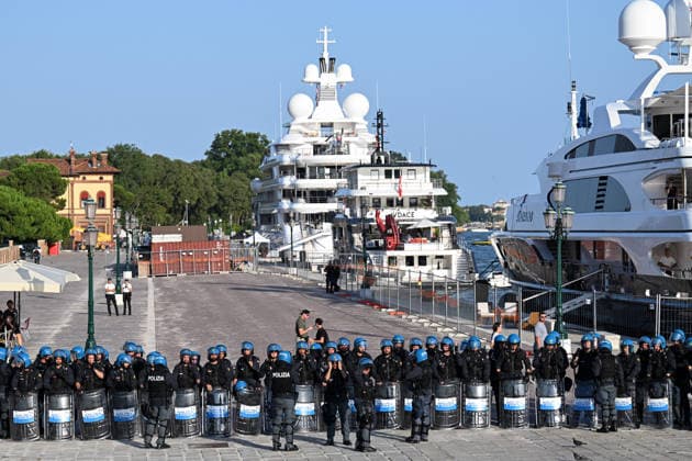 Protest in Venice against the visit of US Ambassador to Italy, Tilman Fertitta VENICE, ITALY - JULY 17: Riot Police stand guard as demonstrators gather to protest against the visit of US Ambassador to Italy Tilman Fertitta, who arrived aboard his 117-metre megayacht, in Venice, Italy, on July 17, 2026. According to organisers, the protest opposed Fertitta s visit during the city s annual Redentore festival and criticized mass tourism, the influence of billionaires on Venice, and US policies under President Donald Trump. Piero Cruciatti Anadolu Veneto Italy. Editorial use only. Please get in touch for any other usage.  Copyright: x2026xAnadoluxPieroxCruciattix