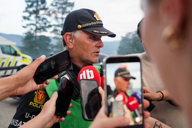 Brann i Drammen Drammen 20260717. Innsatsleder Frode Presthus orienterer pressen om storbrann som har spredt seg fra rekkehus ved Krokstadelva i Drammen. Foto: Thomas Fure NTB Drammen Norge 7lFrepWd0A0 EDITORIAL USE ONLY Ref:_BNC7lFrepWd0A0.jpg *** Fire in Drammen Drammen 20260717 Incident Commander Frode Presthus briefs the press on a major fire that has spread from townhouses near Krokstadelva in Drammen Photo by Thomas Fure, NTB Drammen, Norway 7lFrepWd0A0 EDITORIAL USE ONLY Ref BNC7lFrepWd0A0 jpg  Copyright: xThomasxFurex xNTBx