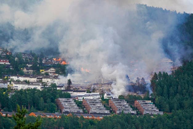Fire in Drammen, Norway Drammen 20260717. Large fire that has spread from terraced houses by the Krokstadelva in Drammen. Photo: Thomas Fure NTB Drammen Norway 9gFlxZH6yAw EDITORIAL USE ONLY Ref:_BNC9gFlxZH6yAw.jpg *** Fire in Drammen, Norway Drammen 20260717 Large fire that has spread from row houses along the Krokstadelva River in Drammen Photo by Thomas Fure, NTB Drammen, Norway 9gFlxZH6yAw EDITORIAL USE ONLY Ref BNC9gFlxZH6yAw jpg  Copyright: xThomasxFurex xNTBx