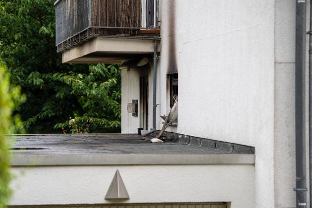 Küche steht in Vollbrand über 30 Einsatzkräfte im Löscheinsatz Fenster durch Hitze geborsten Am 17.07.2026 kam es gegen 17:50 Uhr in einem Wohnhaus im Mühltaler Ortsteil Waschenbach zu einem Küchenbrand. Beim Eintreffen der Feuerwehr stand die Küche bereits in Vollbrand, dichter Rauch drang aus dem Gebäude und mehrere Fensterscheiben waren durch die Hitze geborsten. Mehr als 30 Einsatzkräfte bekämpften das Feuer unter Atemschutz und verhinderten eine weitere Ausbreitung der Flammen. Der Brand konnte zügig unter Kontrolle gebracht werden. Zur Brandursache und zur Höhe des Sachschadens lagen zunächst keine Angaben vor. Mühltal Waschenbach Hessen Deutschland *** Kitchen Ablaze; Over 30 Firefighters on the Scene; Window Sh