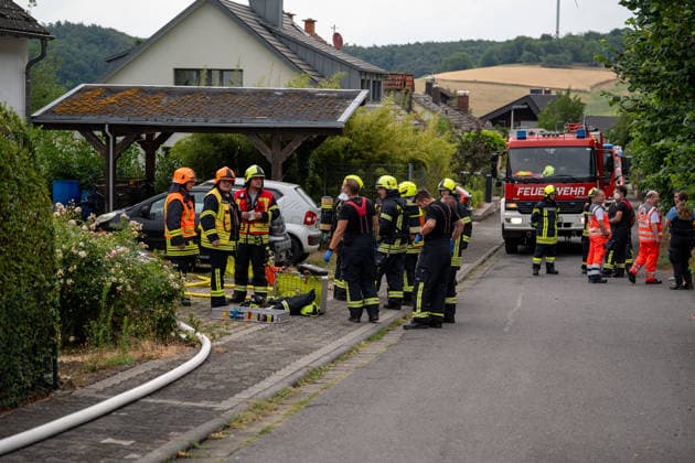 Küche steht in Vollbrand über 30 Einsatzkräfte im Löscheinsatz Fenster durch Hitze geborsten Am 17.07.2026 kam es gegen 17:50 Uhr in einem Wohnhaus im Mühltaler Ortsteil Waschenbach zu einem Küchenbrand. Beim Eintreffen der Feuerwehr stand die Küche bereits in Vollbrand, dichter Rauch drang aus dem Gebäude und mehrere Fensterscheiben waren durch die Hitze geborsten. Mehr als 30 Einsatzkräfte bekämpften das Feuer unter Atemschutz und verhinderten eine weitere Ausbreitung der Flammen. Der Brand konnte zügig unter Kontrolle gebracht werden. Zur Brandursache und zur Höhe des Sachschadens lagen zunächst keine Angaben vor. Mühltal Waschenbach Hessen Deutschland *** Kitchen Ablaze; Over 30 Firefighters on the Scene; Window Sh