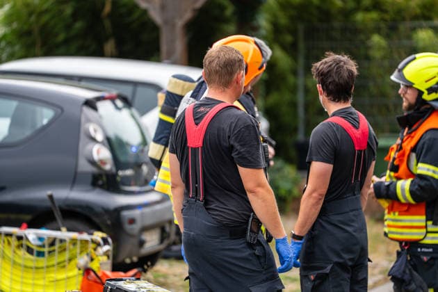 Küche steht in Vollbrand über 30 Einsatzkräfte im Löscheinsatz Fenster durch Hitze geborsten Am 17.07.2026 kam es gegen 17:50 Uhr in einem Wohnhaus im Mühltaler Ortsteil Waschenbach zu einem Küchenbrand. Beim Eintreffen der Feuerwehr stand die Küche bereits in Vollbrand, dichter Rauch drang aus dem Gebäude und mehrere Fensterscheiben waren durch die Hitze geborsten. Mehr als 30 Einsatzkräfte bekämpften das Feuer unter Atemschutz und verhinderten eine weitere Ausbreitung der Flammen. Der Brand konnte zügig unter Kontrolle gebracht werden. Zur Brandursache und zur Höhe des Sachschadens lagen zunächst keine Angaben vor. Mühltal Waschenbach Hessen Deutschland *** Kitchen Ablaze; Over 30 Firefighters on the Scene; Window Sh