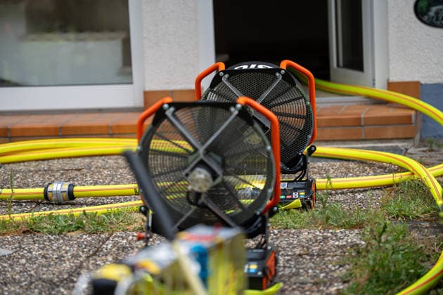 Küche steht in Vollbrand über 30 Einsatzkräfte im Löscheinsatz Fenster durch Hitze geborsten Am 17.07.2026 kam es gegen 17:50 Uhr in einem Wohnhaus im Mühltaler Ortsteil Waschenbach zu einem Küchenbrand. Beim Eintreffen der Feuerwehr stand die Küche bereits in Vollbrand, dichter Rauch drang aus dem Gebäude und mehrere Fensterscheiben waren durch die Hitze geborsten. Mehr als 30 Einsatzkräfte bekämpften das Feuer unter Atemschutz und verhinderten eine weitere Ausbreitung der Flammen. Der Brand konnte zügig unter Kontrolle gebracht werden. Zur Brandursache und zur Höhe des Sachschadens lagen zunächst keine Angaben vor. Mühltal Waschenbach Hessen Deutschland *** Kitchen Ablaze; Over 30 Firefighters on the Scene; Window Sh