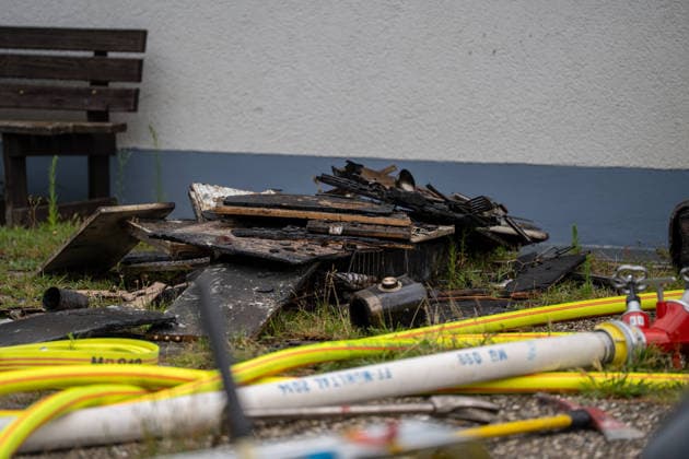 Küche steht in Vollbrand über 30 Einsatzkräfte im Löscheinsatz Fenster durch Hitze geborsten Am 17.07.2026 kam es gegen 17:50 Uhr in einem Wohnhaus im Mühltaler Ortsteil Waschenbach zu einem Küchenbrand. Beim Eintreffen der Feuerwehr stand die Küche bereits in Vollbrand, dichter Rauch drang aus dem Gebäude und mehrere Fensterscheiben waren durch die Hitze geborsten. Mehr als 30 Einsatzkräfte bekämpften das Feuer unter Atemschutz und verhinderten eine weitere Ausbreitung der Flammen. Der Brand konnte zügig unter Kontrolle gebracht werden. Zur Brandursache und zur Höhe des Sachschadens lagen zunächst keine Angaben vor. Mühltal Waschenbach Hessen Deutschland *** Kitchen Ablaze; Over 30 Firefighters on the Scene; Window Sh