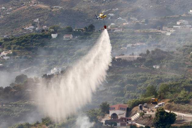 Evacuation of scattered residential areas and lockdown ordered in Cómpeta due to the Árchez fire in Málaga. Firefighting efforts using aerial resources are underway to extinguish the fire that broke out in Cómpeta. As of July 17, 2026, in Cómpeta, La Axarquía, Málaga, Andalusia, Spain The wildfire that broke out this Friday in the Málaga municipality of Árchez has forced the as a precautionary measure, of scattered residential areas in the zone closest to the fire, and a lockdown has been declared for the Málaga town of Cómpeta, while residents and visitors have been urged to refrain from visiting nearby areas and to follow the instructions of the emergency services operating on-site. JULY 17, 2026 Málaga, Andalusia, Spain  Copyright: xÃlexxZeax 7670903