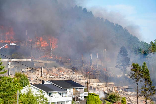 Fire in Drammen, Norway Drammen 20260717. Large fire that has spread from terraced houses by the Krokstadelva in Drammen. Photo: Thomas Fure NTB Drammen Norway b7aWcFRv5ow EDITORIAL USE ONLY Ref:_BNCb7aWcFRv5ow.jpg *** Fire in Drammen, Norway Drammen 20260717 Large fire that has spread from row houses along the Krokstadelva River in Drammen Photo by Thomas Fure, NTB Drammen, Norway b7aWcFRv5ow EDITORIAL USE ONLY Ref BNCb7aWcFRv5ow jpg  Copyright: xThomasxFurex xNTBx